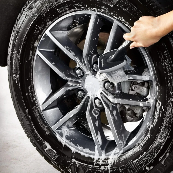 Amazon Basics Wheel Brush, Short Handle - Image 2